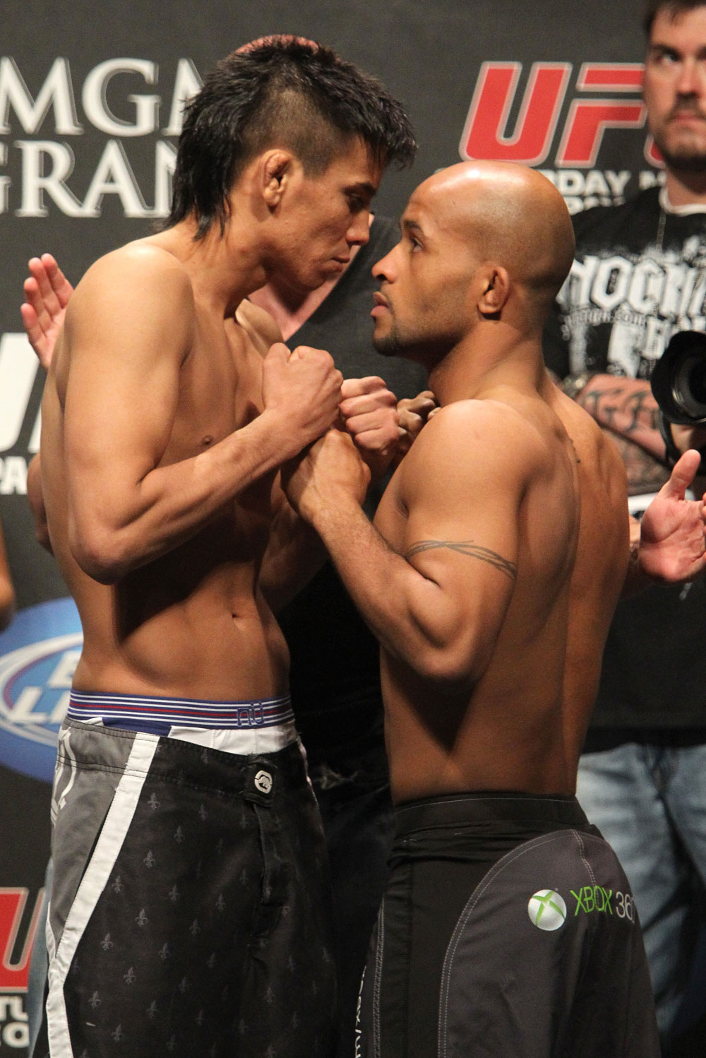 30 UFC130 QnA Weighins