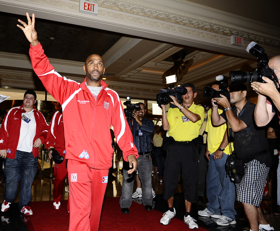 Участники шоу 31 июля прибывают в Лас-Вегас