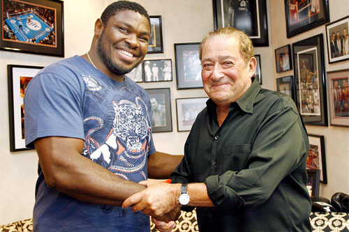 Сэмюэл Питер и Боб Арум, 29.07.2010