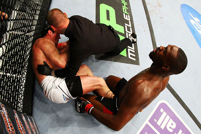 UFC159_11_Jones_Sonnen_15.jpg