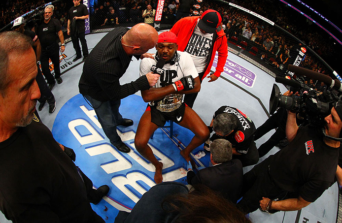 UFC159_11_Jones_Sonnen_30.jpg