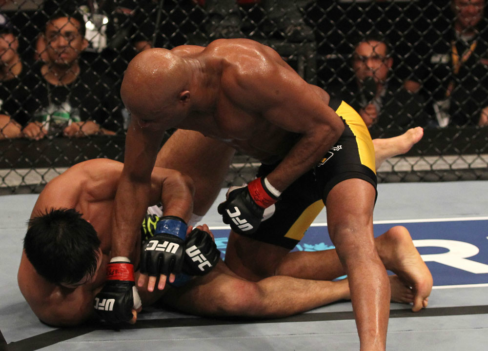 ufc134_12_silva_vs_okami_016.jpg